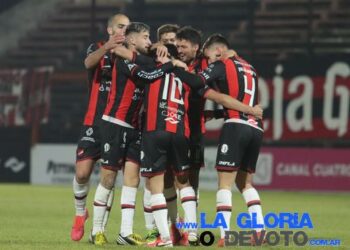 Defensores no pudo ante Douglas que amplio su racha ganadora y se afianzó en la punta