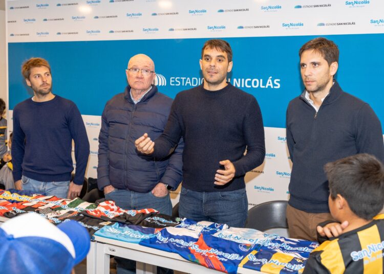 CERCA DE 3000 CHICOS DE BABY FÚTBOL RECIBIERON SU CONJUNTO DEPORTIVO