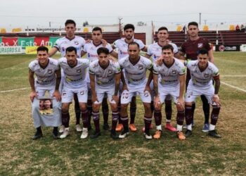 DEFENSORES SUMA Y SE ALEJA