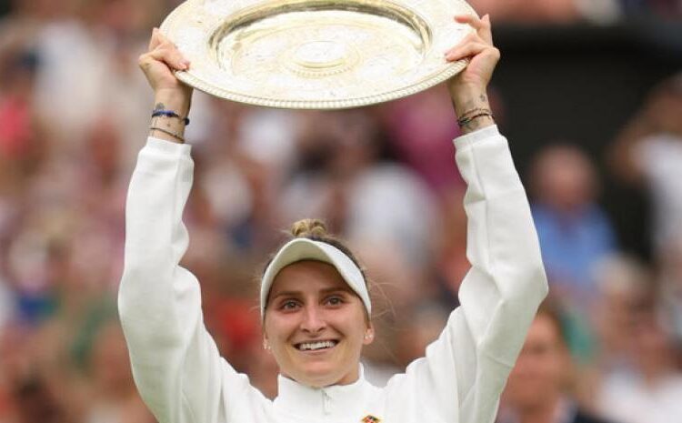 Wimbledon: Marketa Vondrousova le ganó la final a Ons Jabeur y es la primera campeona no preclasificada en el Grand Slam británico