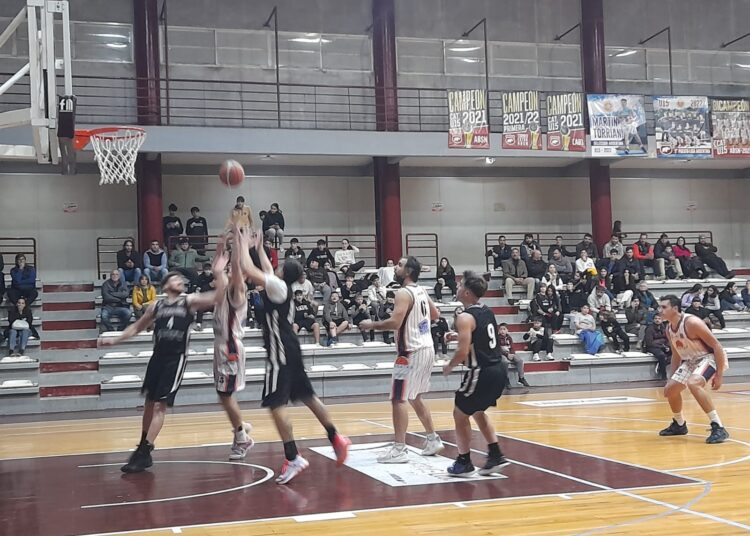 Regatas le gano a Defensores y se subió a la punta