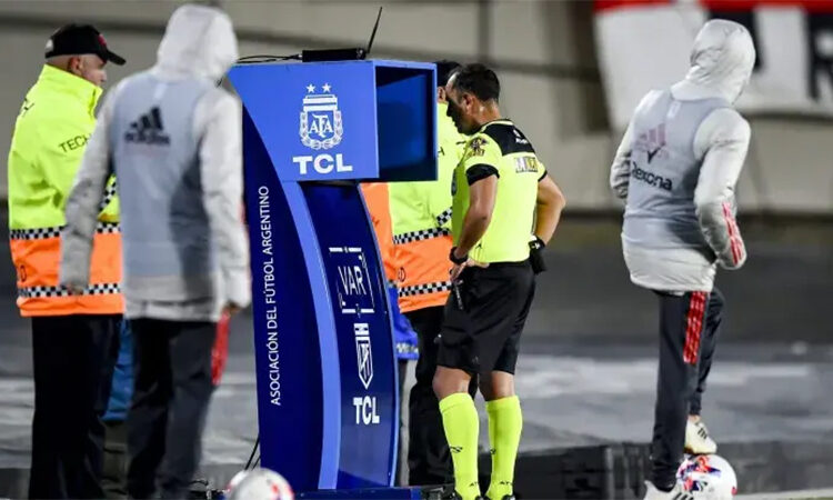 Cambio en la Copa de la Liga: comenzarán a difundirse los audios del VAR a partir de la próxima fecha
