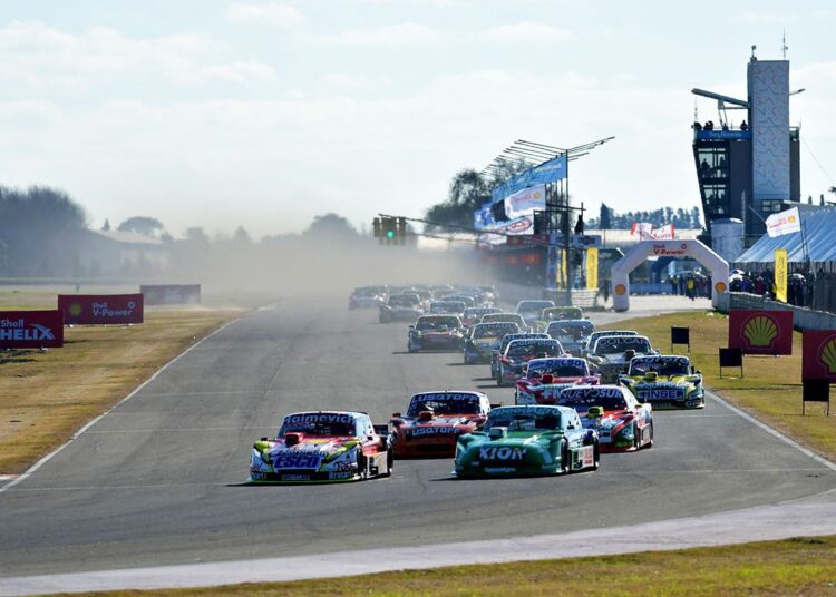 LOS FANÁTICOS SE PREPARAN PARA LA GRAN CARRERA DEL TC EN SAN NICOLÁS