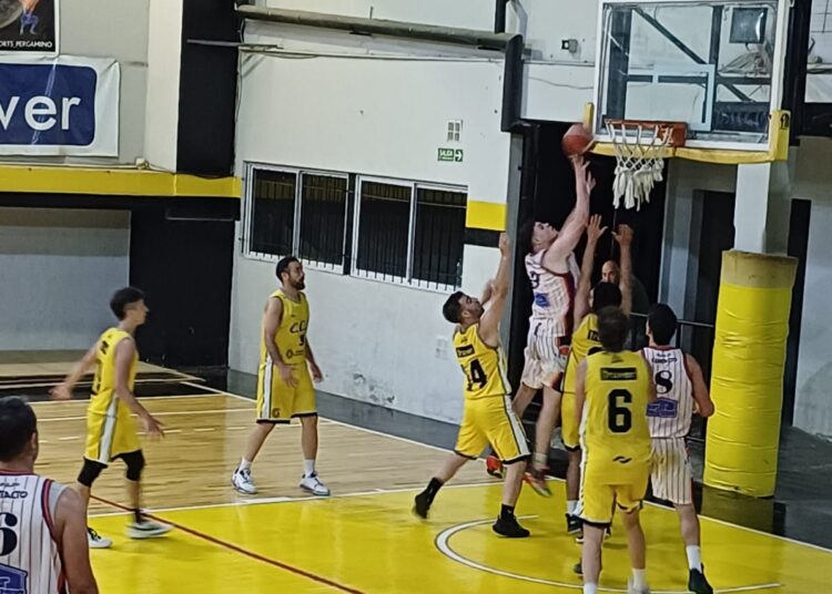 Regatas mantiene su invicto ante Comunicaciones