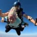 Una mujer de 104 años consigue el record al ser la más longeva en tirarse en un paracaídas