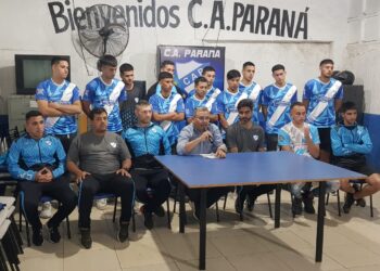 Parana presento su plantel y la indumentaria para su debut en el Regional