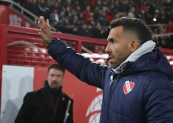 Tevez «»Ahí está la pobreza. Le podemos llevar a un chico comida, lo podemos ayudar con un montón de cosas, pero el estudio»