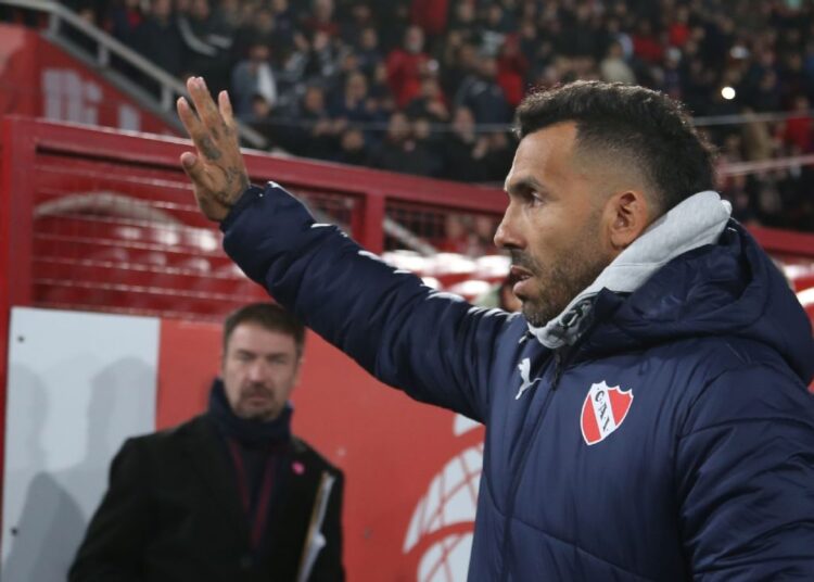 Tevez «»Ahí está la pobreza. Le podemos llevar a un chico comida, lo podemos ayudar con un montón de cosas, pero el estudio»