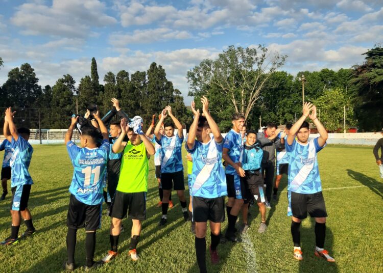 Goleó Paraná y se acomoda en la zona