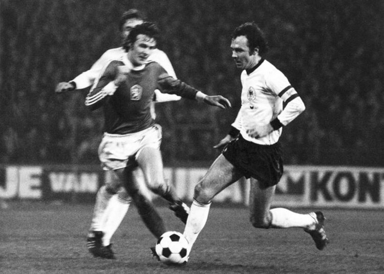 Murió Franz Beckenbauer, la leyenda del fútbol alemán que fue campeón mundial como jugador y entrenador