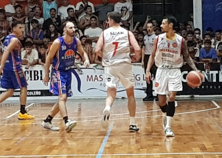 Regatas se quedo con un nuevo clasico y complico a un Belgrano que no puede salir del fondo de la tabla