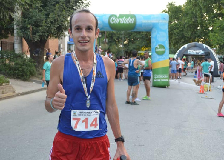 Brian Burgos, el campeón de las zapatillas gastadas y remendadas una y otra vez