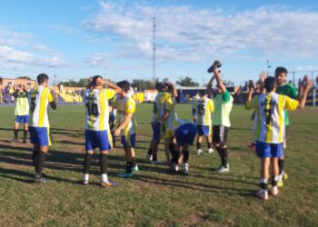 El León alcanzó al Elefante en la punta