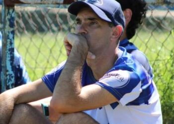 Nicolas Blanco antes del debut de Somisa en el Regional femenino