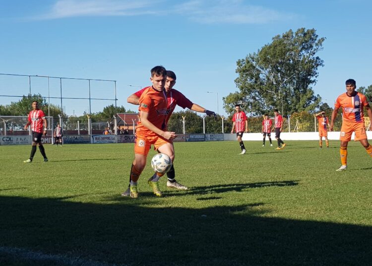 Regatas sufrio mucho para quedarse con los 3 puntos ante Futbol San Nicolas