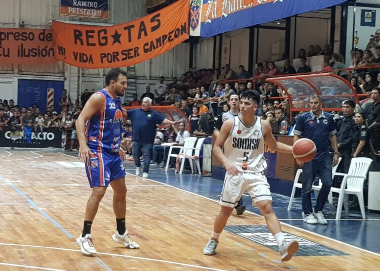 Regatas fue muy superior a Somisa y es el unico puntero del Grupo B