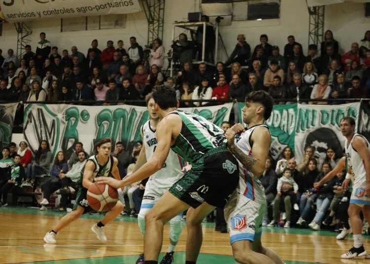 Villa Mitre ganó en casa y se puso match-point