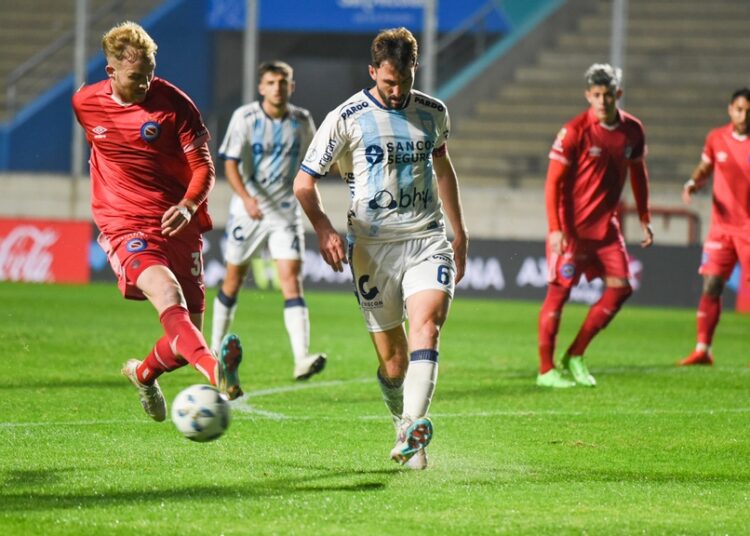 Gondou le dio el triunfo a Argentinos sobre el final ante Atlético de Rafaela