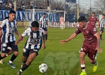DEFENSORES Y UN EMPATE QUE LO SIGUE DEJANDO SOLO EN LA PUNTA
