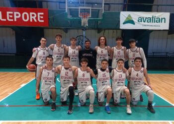 Regatas le gano a Defensores y define ante Ferro