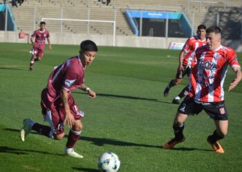 Defensores quiere cantar victoria tirando una carambola en La Banda