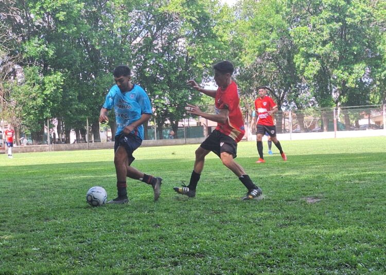 Rojo hizo 3 goles, pero no pudo ganar