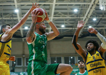 Boca comenzó la defensa del título con un triunfo sobre Atenas