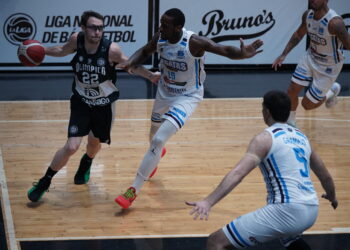 20 puntos de Jose Defelippo para el primer triunfo de Olimpico