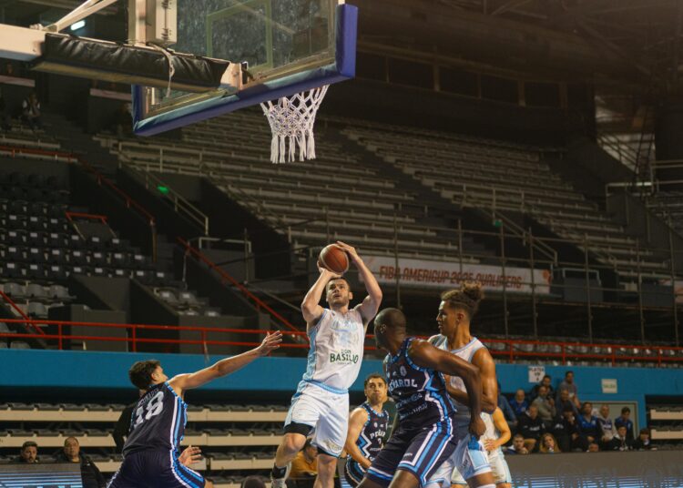 Los 18 puntos de Victor Fernandez no le alcanzaron a Peñarol ante Obera