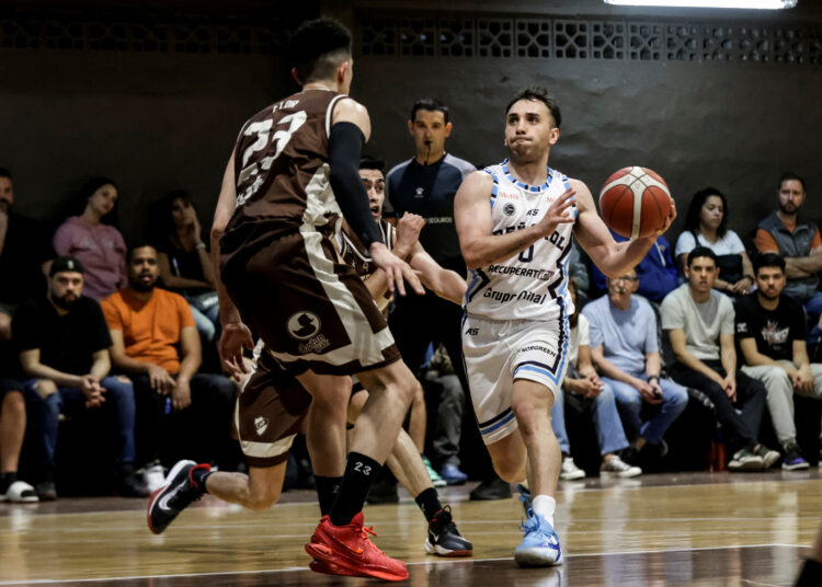 13 puntos del nicoleño de Victor Fernandez para que Peñarol cante victoria