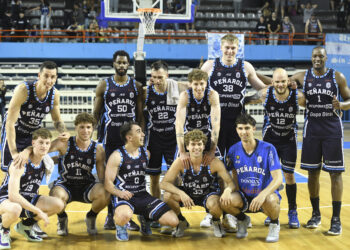 Victor Fernandez y Peñarol vovio a sumar en casa en la vuelta del publico al Polideportivo
