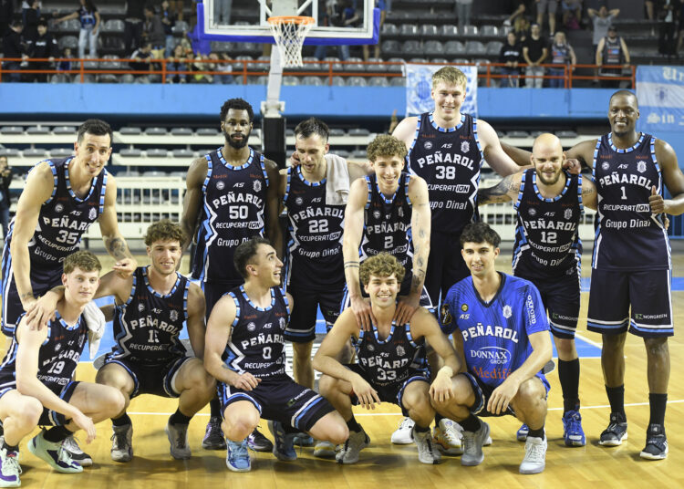 Victor Fernandez y Peñarol vovio a sumar en casa en la vuelta del publico al Polideportivo