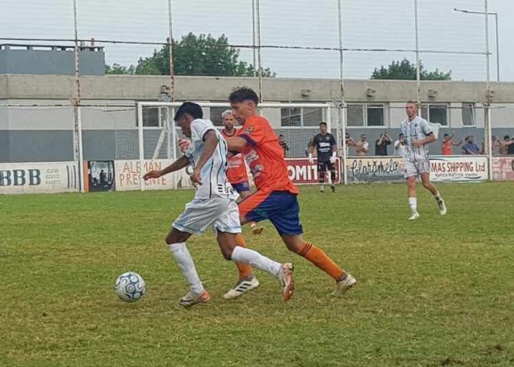 Regatas goleó a ACFA y toma ventaja en la serie