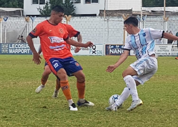 Regatas goleó a ACFA y toma ventaja en la serie