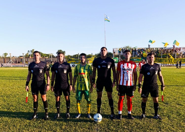 Entre Defensores de Salto y Rivadavia de Lincoln fue empate en la otra semi, todo se define en Lincoln