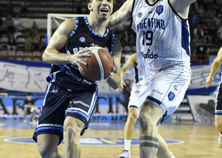 El nicoleño Victor Fernandez y Peñarol marcaron diferencias y festejó en el Poli