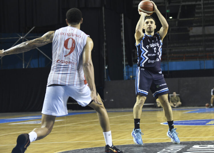 El nicoleño Victor Fernandez tuvo poca actividad en la derrota de Peñarol ante el Tatengue