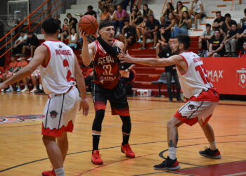 Atenas sufrió, pero venció al Rojo de Tandil en un final electrizante
