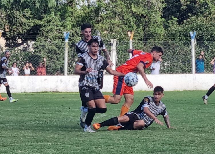 Regatas y La Emilia igualaron sin goles en un partido cerrado