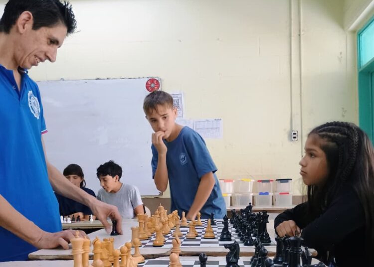 Cristian Virgillito brindó una exhibición de simultáneas en la EET Nº4