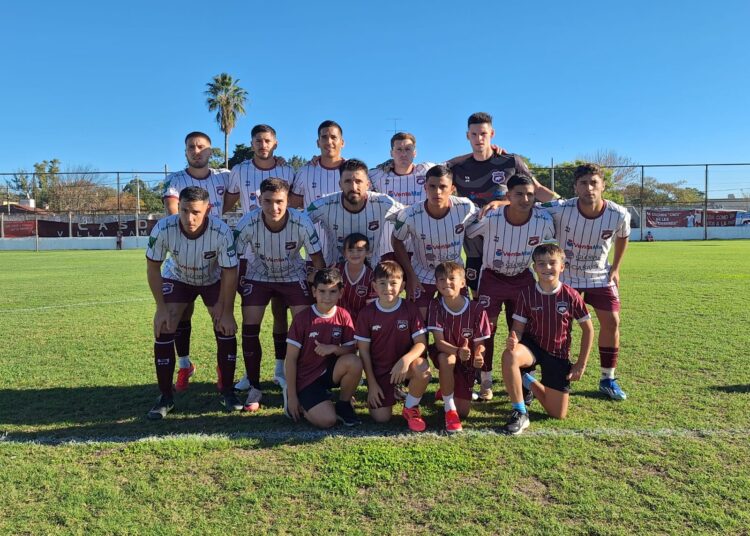 Defensores ganó y celebró el partido 200 de Olego
