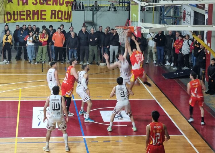 El Rojo arrasó y va por el ascenso: 91-43 ante YPF Comodoro