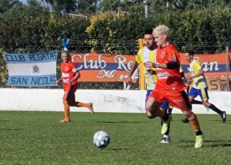 Regatas se metió en semifinales: le ganó 2-0 a 12 de Octubre en un partido caliente