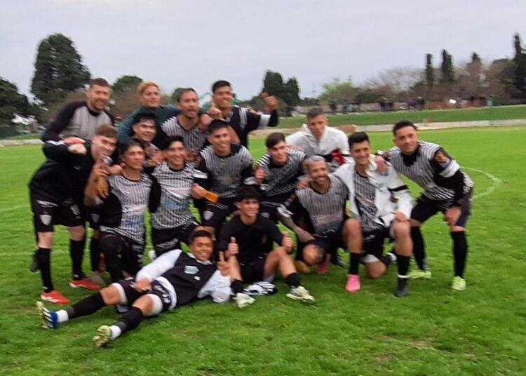 Heroico triunfo de La Emilia con nueve jugadores en Villa Ramallo