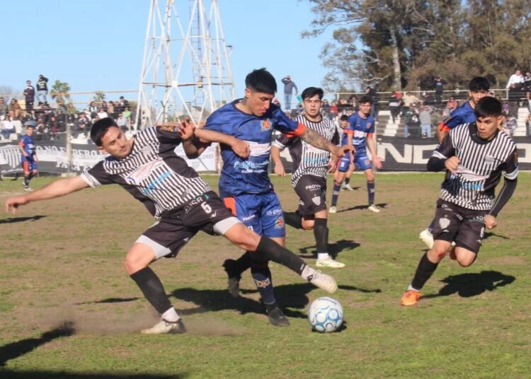 La Emilia superó a Regatas y se prende en la pelea