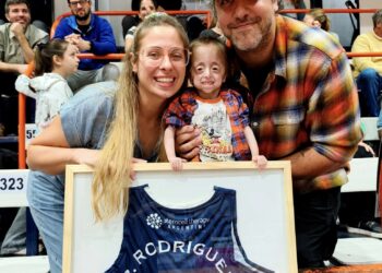 Regatas homenajeó a Patricio Rodríguez: “La Ribera” aplaudió a uno de sus hijos pródigos