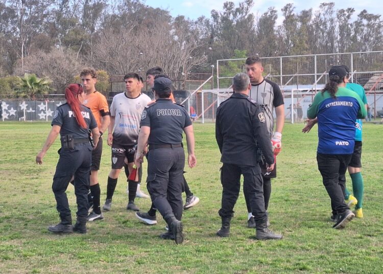 La Emilia y Argentino empataban pero el juez lo suspendió por agresión