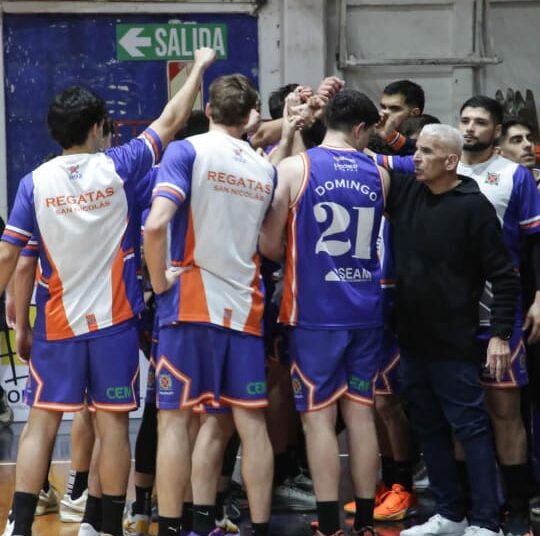 Regatas ganó el duelo de invictos ante Atenas en La Plata
