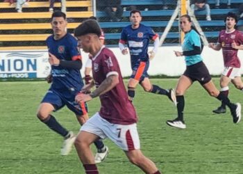 Regatas goleó a Defensores y se mantiene en zona de clasificación