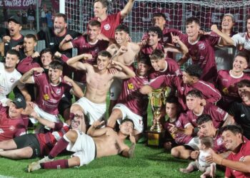 Defensores campeón del Clausura Hector Storti y festejo granate en el Estadio San Nicolás
